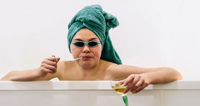 Beating sexism through comedy: a one-woman show with an edge