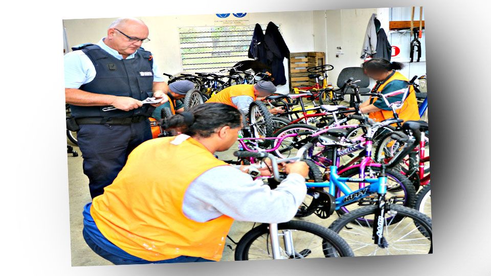 Prison re-cycles bikes for charity 