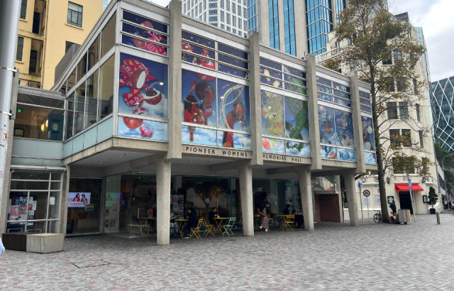 Auckland has some free places to hang out, but they are hardly used